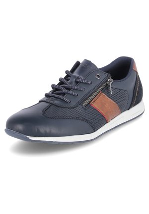 Baskets en cuir bleu marine avec des panneaux en maille, accents en cuir marron, fermeture à lacets et zip sur le côté. Semelle blanche avec grip texturé.