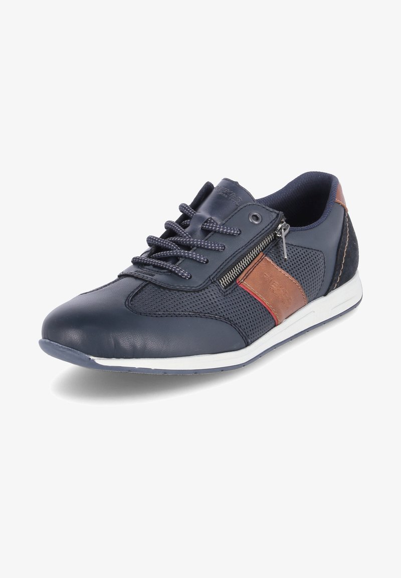 Baskets en cuir bleu marine avec des panneaux en maille, accents en cuir marron, fermeture à lacets et zip sur le côté. Semelle blanche avec grip texturé.