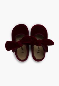 Bordeaux fluwelen balletschoenen met een grote strikaccent, ronde neus en zachte binnenvoering met een logo op de binnenzool.