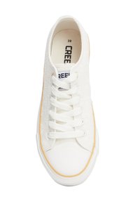 Weiße Sneaker aus strukturiertem Stoff mit Schnürdesign. Verfügt über eine runde Zehenpartie und eine Gummisohle mit einem hellbraunen Rand. Größe 39.