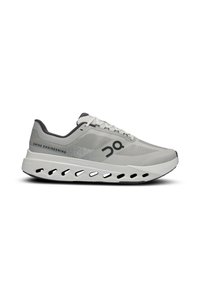 Chaussure de sport gris clair avec dessus en maille, bout arrondi et semelle rembourrée. Présente des découpes de ventilation sur la semelle et un logo sur le côté.