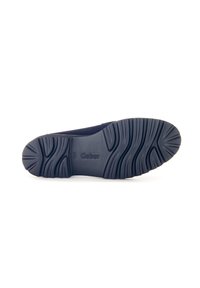 Semelle d'une chaussure Gabor bleu marine avec des motifs de semelle texturés et le nom de marque embossé au centre, sur un fond blanc.