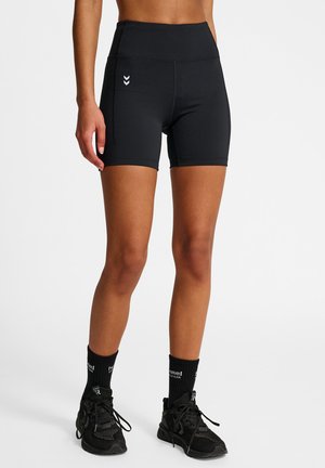 Sorte højtaljede shorts med en glat tekstur, der har et lille hvidt logo på venstre side og en tætsiddende design til aktivt tøj.