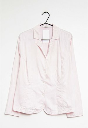 Lichtroze overhem shirt met lange mouwen, kraag en verticale strepen, met een label en een gebogen zoom. Glad textuur van de stof.
