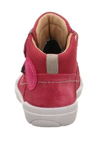 Červená semišová a síťovaná vysoká obuv s polstrovaným límcem, kontrastními růžovými akcenty, bílou gumovou podrážkou a suchým zipem na straně.