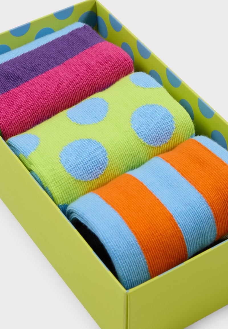 Geschenkbox mit drei Paar Socken: lila und rosa gestreift, grün mit blauen Punkten und orange mit blauen horizontalen Streifen.