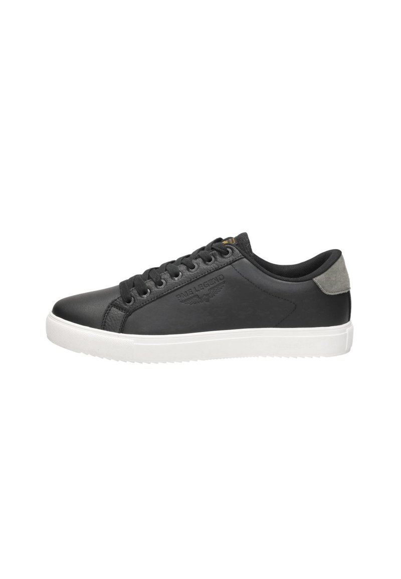 Zwarte leren sneaker met witte rubberen zool, ronde neus en vetersluiting. Grijze suède accenten bij de hak. Geëmbosseerd logo aan de zijkant.