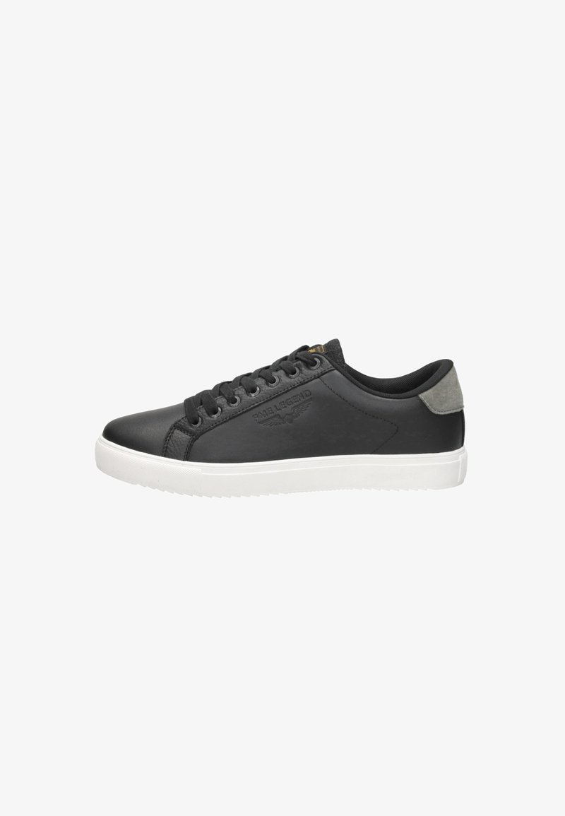Zwarte leren sneaker met witte rubberen zool, ronde neus en vetersluiting. Grijze suède accenten bij de hak. Geëmbosseerd logo aan de zijkant.
