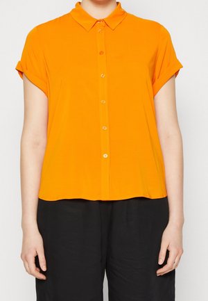 Chemise à manches courtes, col, en tissu orange vif avec un devant à boutons et des poignets repliés. Texture lisse ; coupe décontractée.