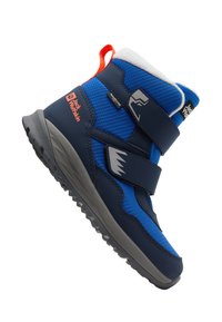 Dziecięce niebieskie buty z teksturowanej tkaniny, syntetycznymi wstawkami, dwiema rzepami, szarym spodem i czerwonym akcentem na obcasie.