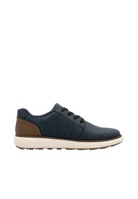 Zapatillas azul marino con tacón de acento marrón, material sintético suave, seis ojales y suela de goma blanca texturada.
