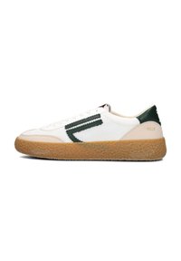 Sneaker di tessuto bianco con accenti verdi, suola in gomma e intersuola testurizzata pronunciata. Presenta un design decorativo a forma di V e il logo del marchio.