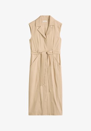 Robe midi beige sans manches avec col à revers, ceinture nouée à l'avant et poches latérales, confectionnée dans un tissu léger.