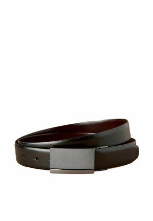 Leather belt in black with a textured silver buckle, featuring a smooth finish and multiple holes for adjustment.