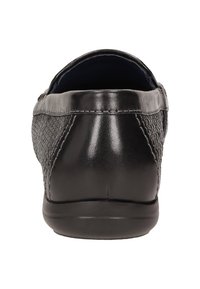 Schwarzer Lederschuh mit strukturiertem, gewobenem Design, abgerundeter Spitze und geringem Profil der Außensohle. Weiche Innenauskleidung, die am Öffnungsbereich sichtbar ist.