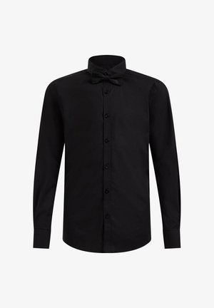 Camisa negra de manga larga con botones, con pajarita negra a juego, que presenta un cuello clásico y puños abotonados.