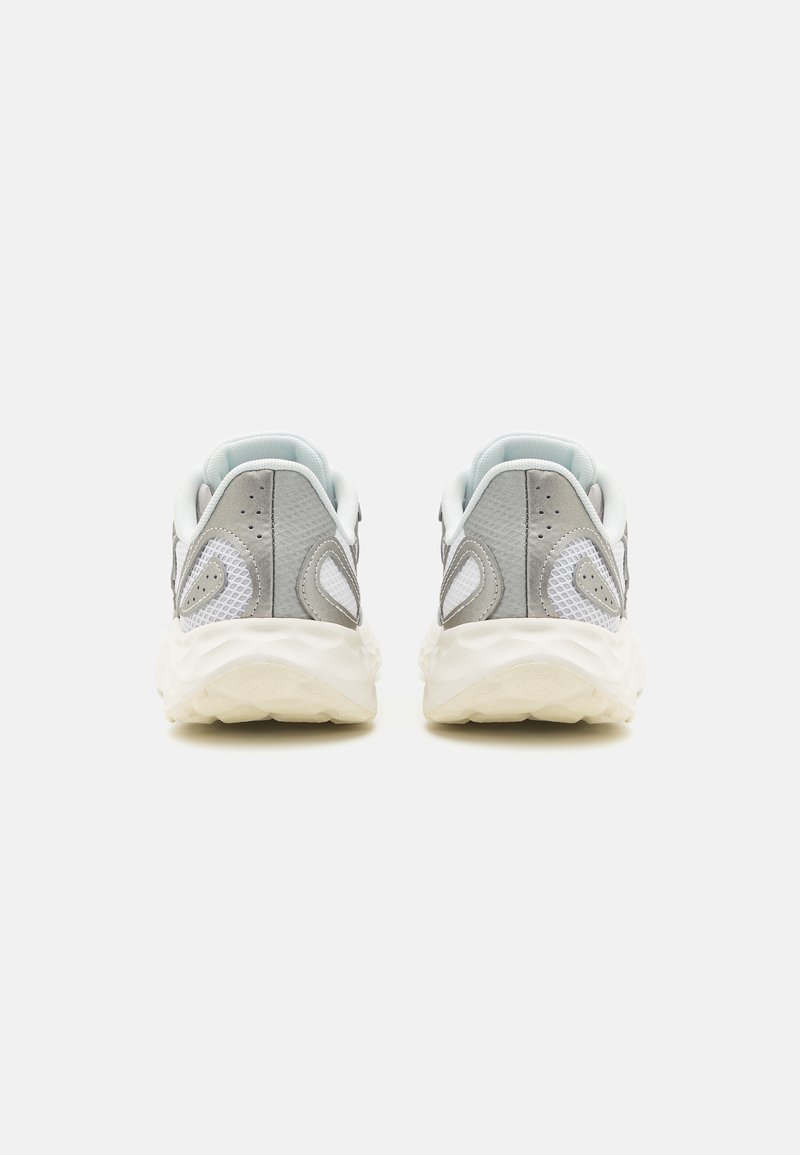 Zapatillas deportivas gris con parte superior de malla y sintético, cuello acolchado, detalles texturizados y suela de goma blanca, vistas desde atrás.