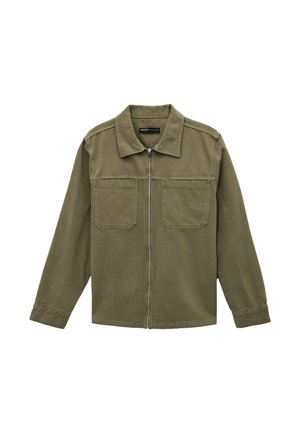 Giacca a maniche lunghe verde oliva con colletto, cerniera frontale e due tasche sul petto, distesa su uno sfondo bianco.