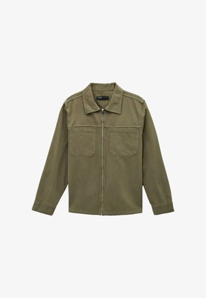 Olijfgroene lange mouwen jas met kraag, ritssluiting voor, en twee borstzakken, plat uitgestald op een witte achtergrond.