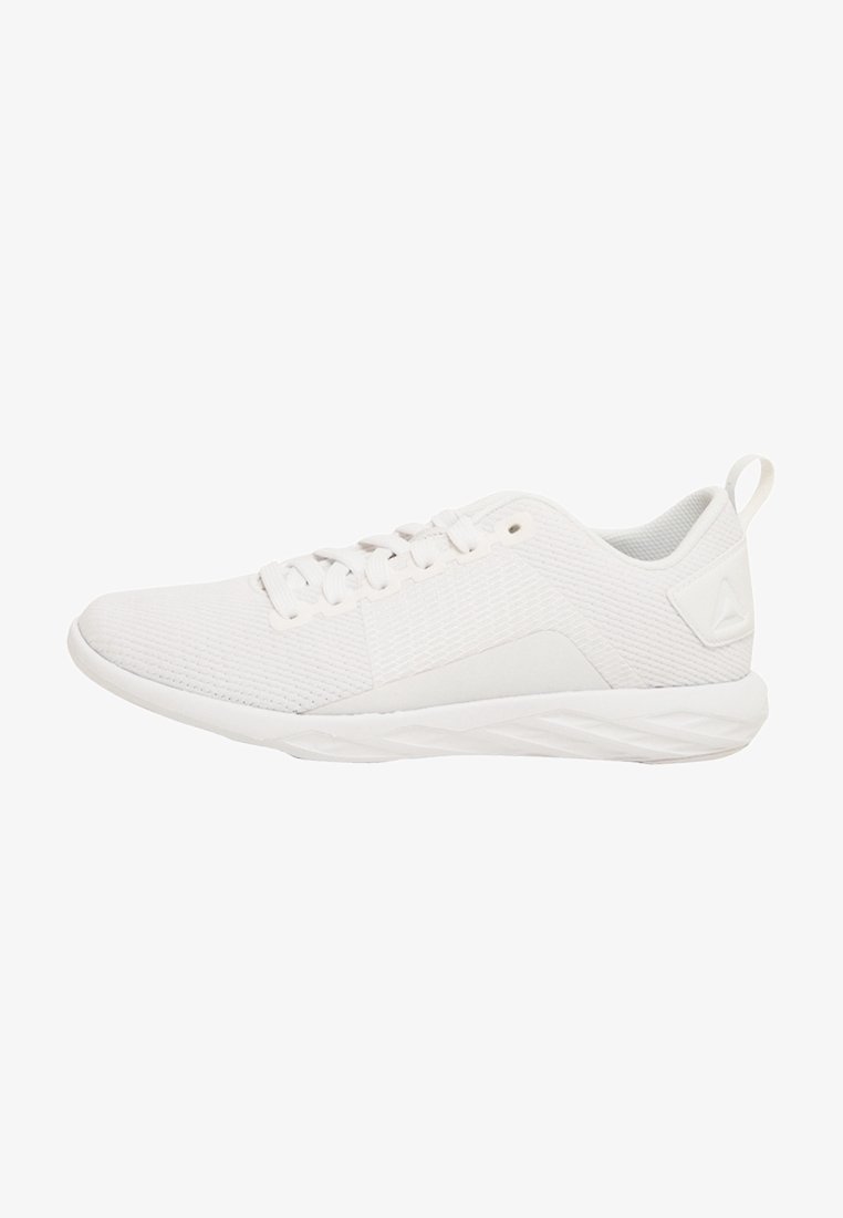 Witte sportschoenen met een ademend bovenwerk van mesh, platte veters, patroonversiering aan de zijkanten en een gestructureerde zool voor grip.