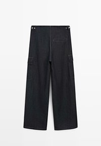 Pantalon en denim noir à jambes larges avec poches cargo latérales, pattes réglables à boutons à la taille et une poche passepoilée simple à l'arrière.