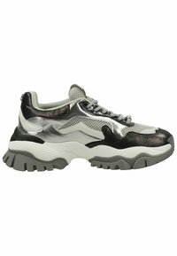 Des baskets composées d'un mélange de maille grise, d'accents noirs brillants, et d'une semelle épaisse blanche et grise avec des détails texturés.