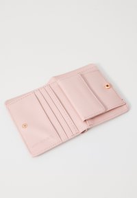 Ružová kožená peňaženka s viacerými slots na karty a zipsovým oddelením, vybavená klipsovým uzáverom a embosovaným logom vo vnútri.