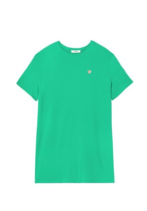 T-shirt vert à manches courtes avec col rond, petit emblème en forme de cœur sur la poitrine gauche, présenté sur fond blanc.