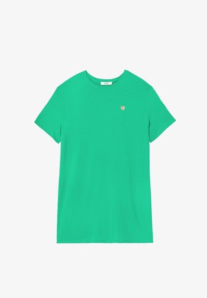 T-shirt vert à manches courtes avec col rond, petit emblème en forme de cœur sur la poitrine gauche, présenté sur fond blanc.