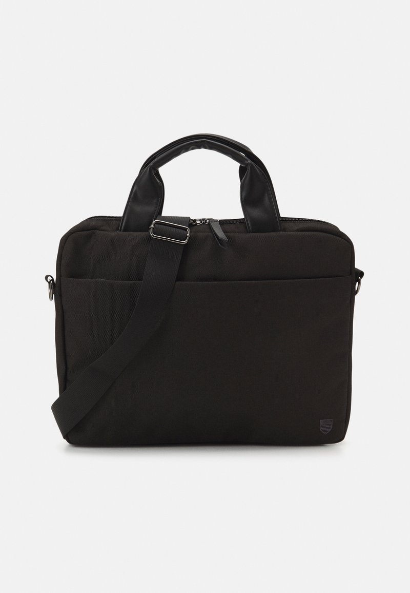 Maletín rectangular negro con asas dobles, correa de hombro ajustable, bolsillo delantero y cierre de cremallera sobre fondo blanco.