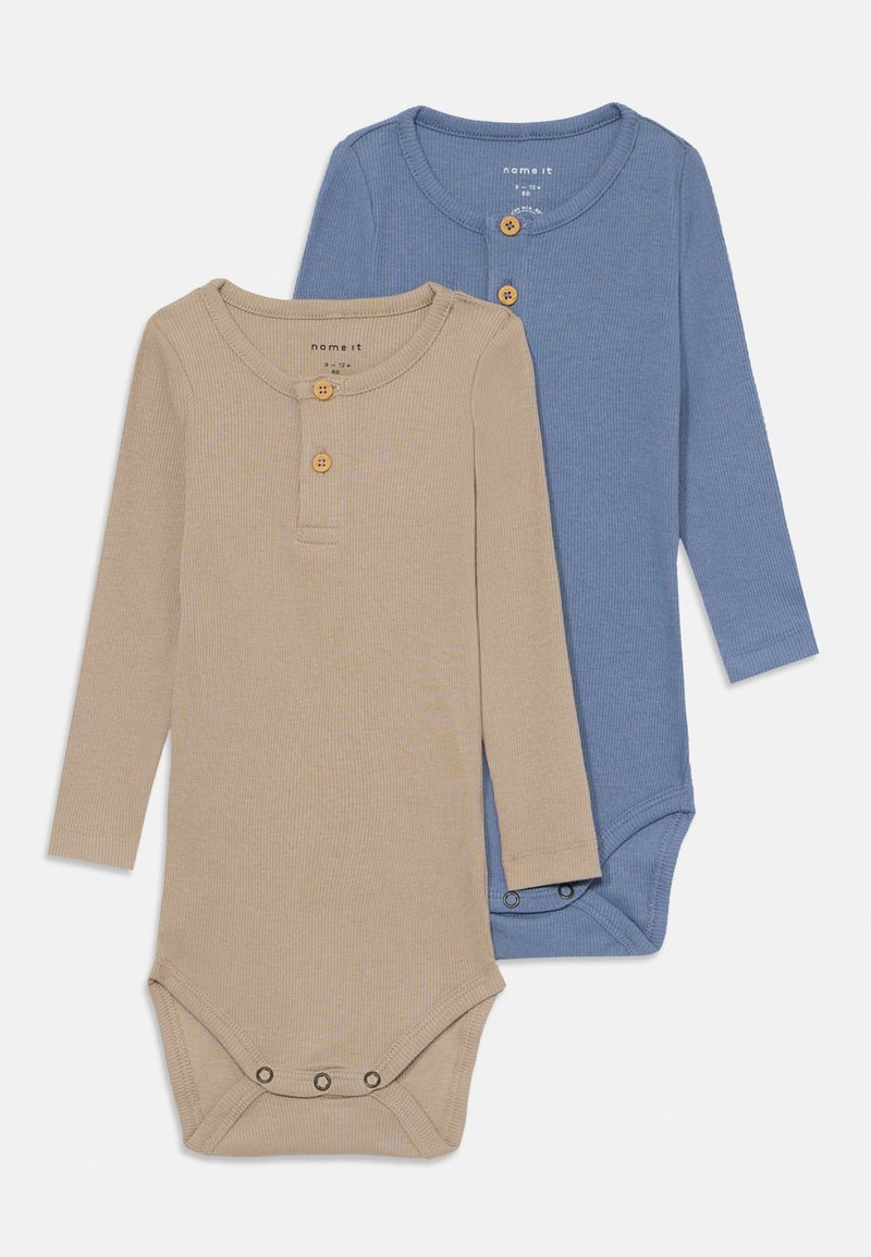 Två långärmade body i beige och blå ribbad bomull. Varje har en Henley-krage med träknappar och tryckknappsstängning.