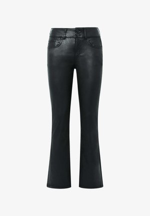 Pantalon évasé noir en matériau lisse et brillant. Dispose de deux poches avant, d'une taille haute et d'une fermeture à double bouton en haut.