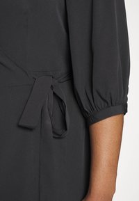 ONLY Carmakoma CARLIVIA 3/4 WRAP - Kasdienė suknelė - black