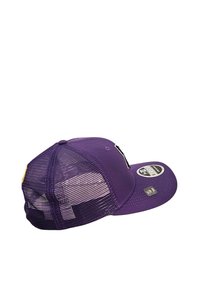 Casquette de camionneur violette avec un devant solide et un dos en mesh. Elle présente une visière incurvée et des étiquettes latérales indiquant la taille et la marque.