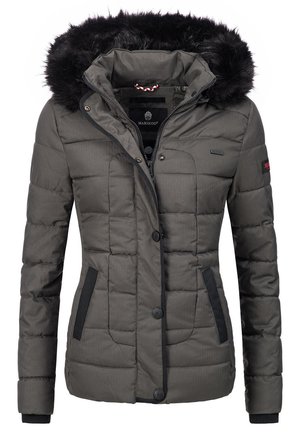 Veste grise rembourrée avec une capuche en fourrure, dotée d'une fermeture éclair et de boutons, de poches latérales et d'un détail de col intérieur rayé.