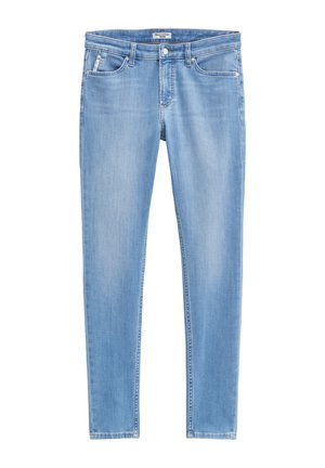 Hellblaue Slim-Fit-Jeans mit fünf Taschen, vorderer Knopfleiste und Gürtelschlaufen, flach auf einem weißen Hintergrund ausgelegt.