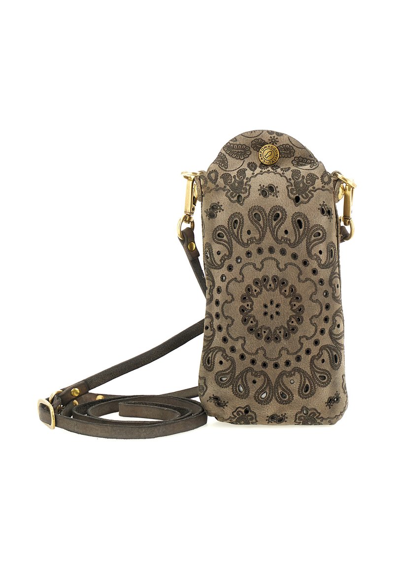Piccolo borsa a tracolla in suede verde oliva con un intricato motivo a paisley perforato scuro e accessori metallici dorati su sfondo bianco.