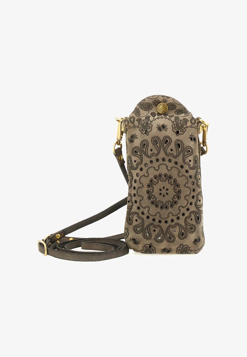 Piccolo borsa a tracolla in suede verde oliva con un intricato motivo a paisley perforato scuro e accessori metallici dorati su sfondo bianco.