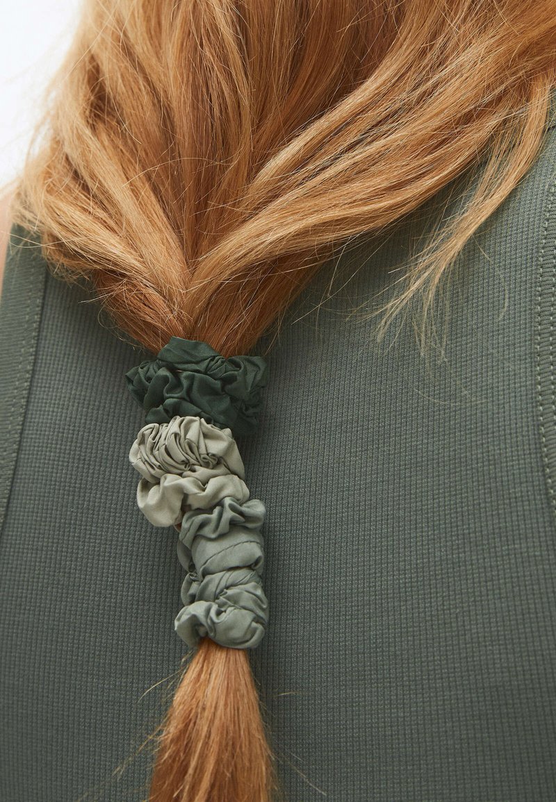 Damen Halsketten | OYSHO Haar-Styling-Accessoires green/grün - KI53986 Damen Halsketten | OYSHO Haar-Styling-Accessoires green/grün - KI53986