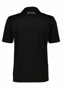 Czarna, krótka koszulka polo z klasycznym kołnierzykiem, z subtelną metką logo z tyłu szyi i gładkim, lekkim materiałem.
