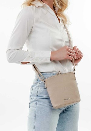 Lys beige læder crossbody-taske med en struktureret form, lang justerbar rem og lille sølvfarvet logo på forsiden.