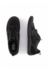 Schwarze Sportschuhe mit Obermaterial aus Mesh und Synthetik, strukturiertem Gummisohle und verstellbaren Schnürsenkeln. Enthält gelbe Akzente an der Ferse.