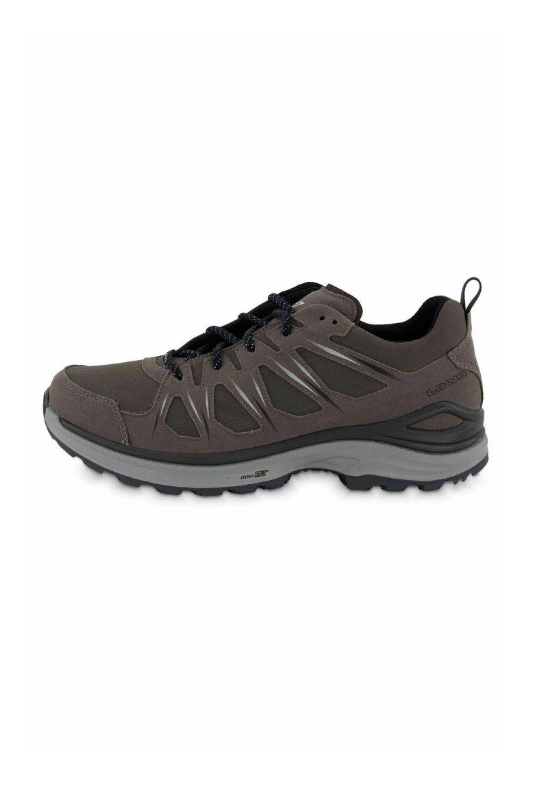 Dunkelgraue Wanderschuhe mit einer strukturierten Oberseite, atmungsaktiven Mesh-Elementen und einer robusten Gummisohle. Verfügt über ein Schnürsystem und eine Zuglasche hinten.