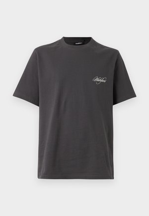 Mørkegrå T-shirt med korte ærmer med lille hvid tekstlogo på venstre bryst, rund halsudskæring og almindelig pasform på ensfarvet baggrund.