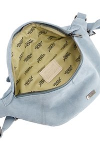 Lichtblauwe suède tas met een ritssluiting, voorzien van een beige nylon interieur met een herhaaldelijk 'Venezia'-logo. Inclusief een logopatch.