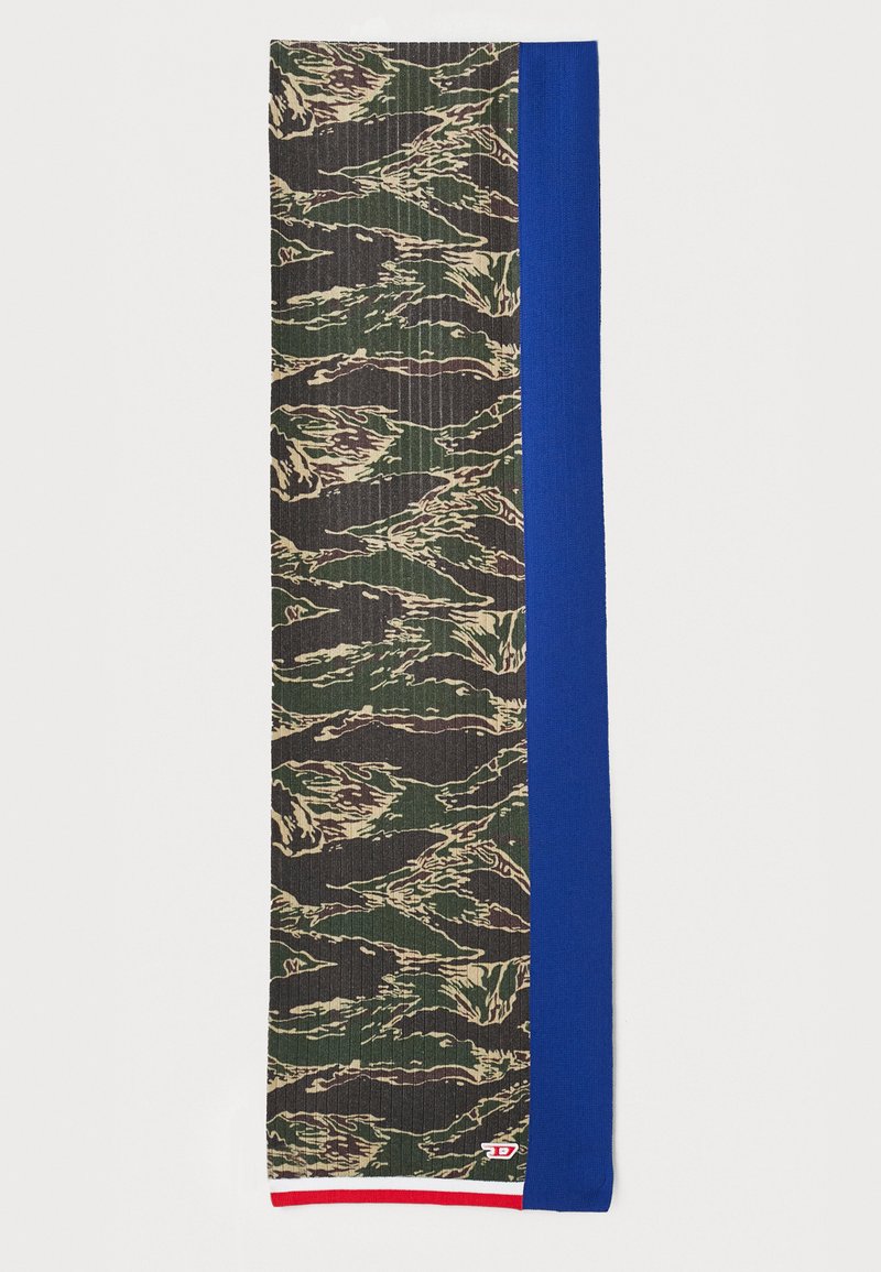 Strikket tørklæde med et camouflage mønster i grøn og beige, en ensfarvet blå side og en rød detalje forneden med et logo.