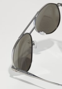Michael Kors BRENTWOOD - Päikeseprillid - matte silver-coloured