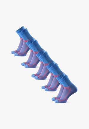 Blaue und lila Socken mit gerippten Bündchen, kontrastierenden roten Akzenten und einem gestreiften Muster. Mehrere Paare sind in einer Reihe ausgestellt.