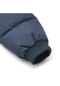 Tume sinine puffjakki vars koos elastsete ribakudumitega. Sile kangas kerge läikega, õmblustel on nähtavad õmblused.