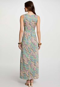 Abito maxi con un motivo zigzag colorato, design senza maniche, corpo aderente e gonna fluida. Realizzato in un tessuto leggero e testurizzato.